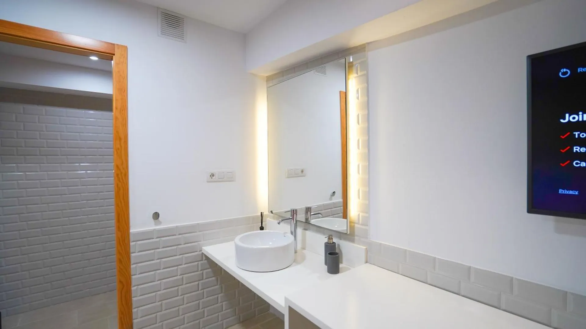 דירות קורלחו Oceanside Luxury Loft - Fast Wi-Fi - Workstations